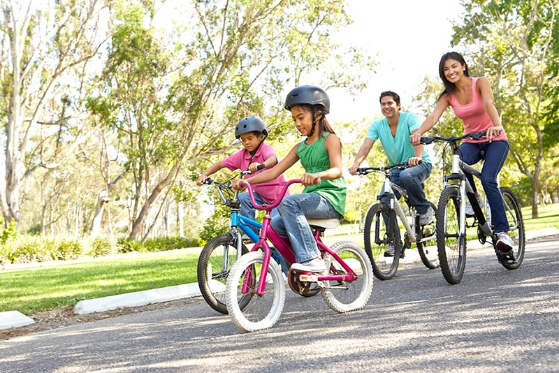 Family_bike_ride_141915300_800x534